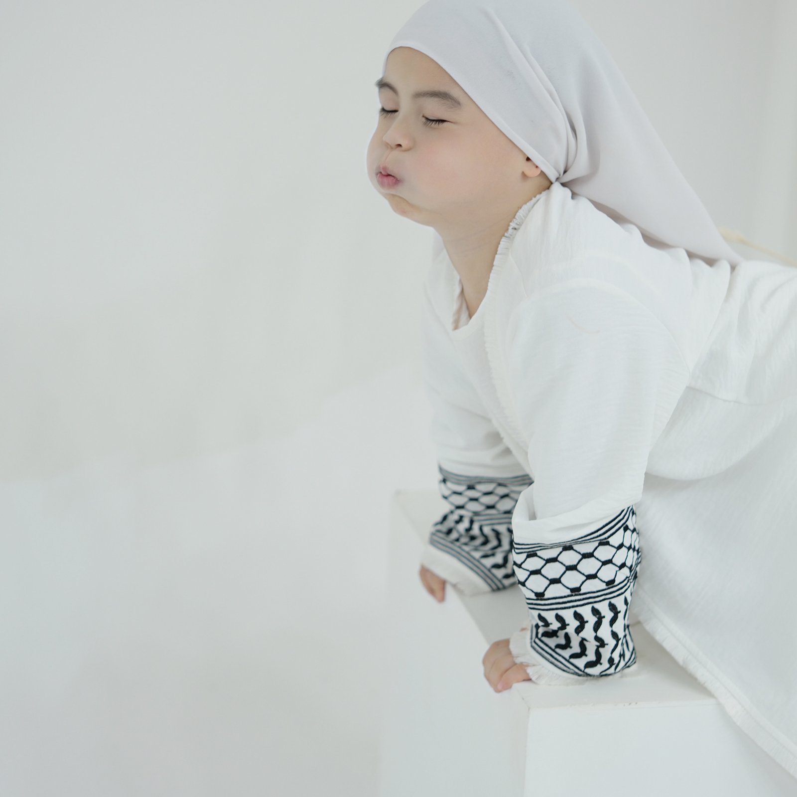Exquisite Embroidery Tassel Children's Robe Abaya - Image 4
